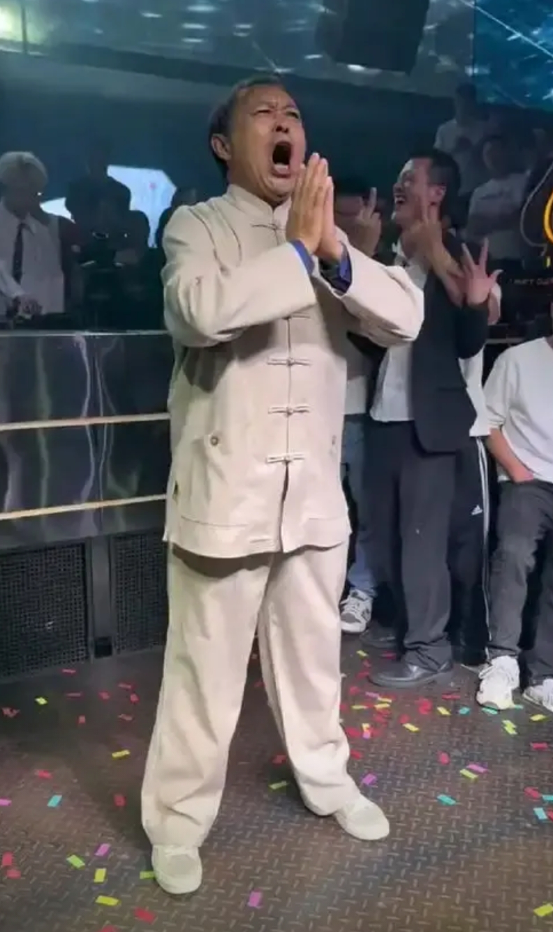 谢晖连续被几家俱乐部炒鱿鱼，可见其执教水平实在太差，现在都成了下岗职工。
相比之