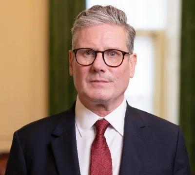 英国首相斯塔默昨晚（7月26日晚）写道：“以色列必须允许援助物资经陆路进入加沙，