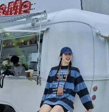 中国女篮张茹分享了自己的日常休闲照，她配文写道：无处不在“浪浪山”。
这大长腿我