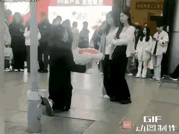 当求爱变成这样的画面时，不禁让人觉得有些悲凉！欣赏一个人，喜欢一个人，爱上一个人