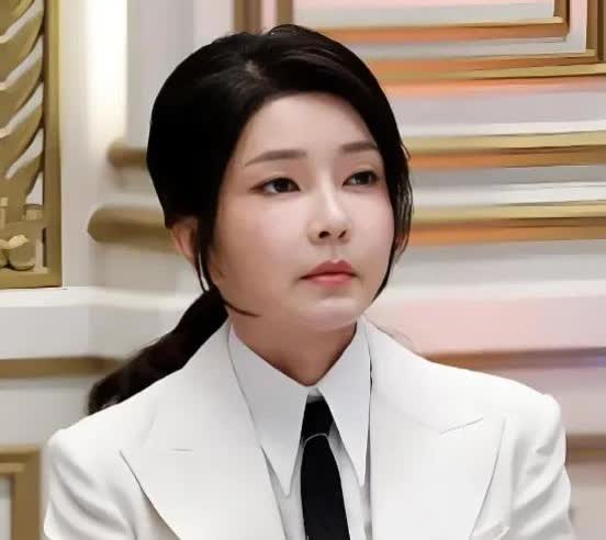 金建希现在很可怜，对于她来说，已经有3个不好的消息：第一，淑明女大宣布她学术造假