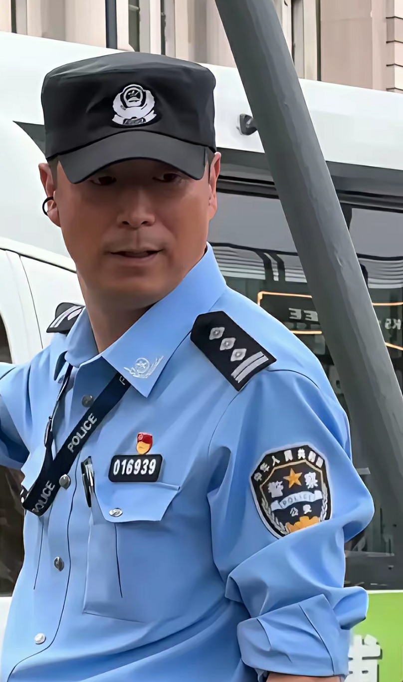 看臂章和警号他是普通民警，还是副科级民警？