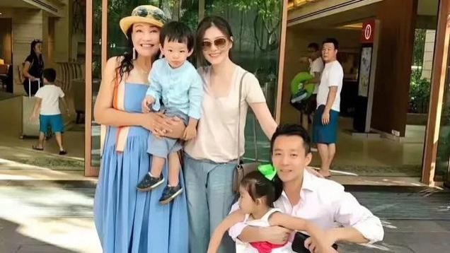 婆媳关系微妙！大S在日本火化时，具俊晔的妈妈也在