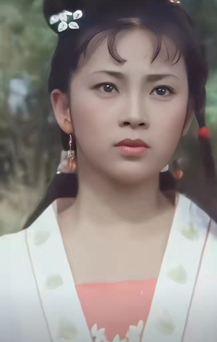 李连杰两任妻子黄秋燕和利智谁更美？
从五官看，黄秋燕比较普通，眼睛不大，鼻梁略塌