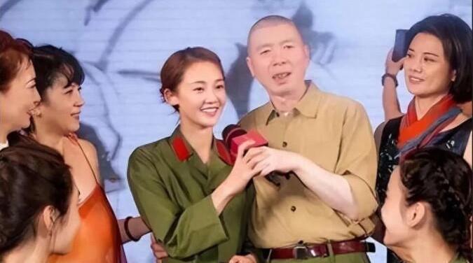 冯小刚导演怀里搂着的是哪一位女明星呢？青春又自信，五官精致，皮肤白白嫩嫩的，看这