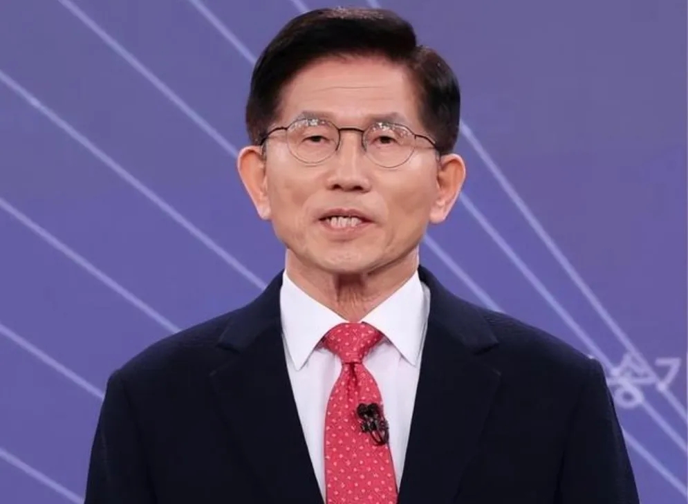 金文洙曾说，我们被日本统治过，我们的祖先都是日本人，所以我们也是日本人，他是个坚