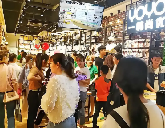 实体店要杀回来了？这次真不是靠国家帮忙，是电商自己作死！
最近淘宝、拼多多、京东