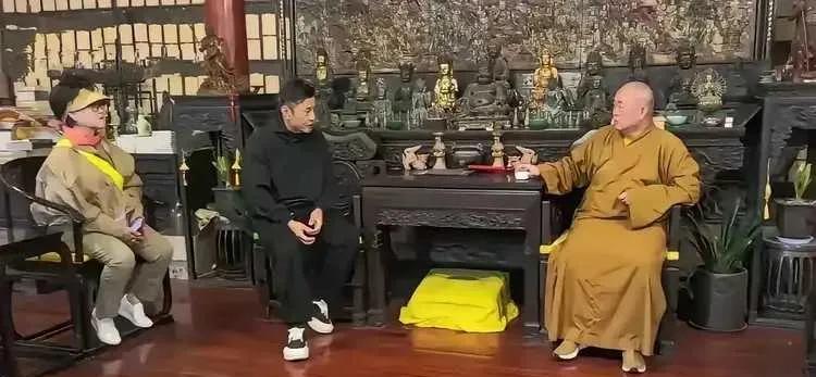 释永信的待客之道如此刻薄？于荣
光拜见方丈释永信，方丈只给自己
倒了一杯茶，于荣