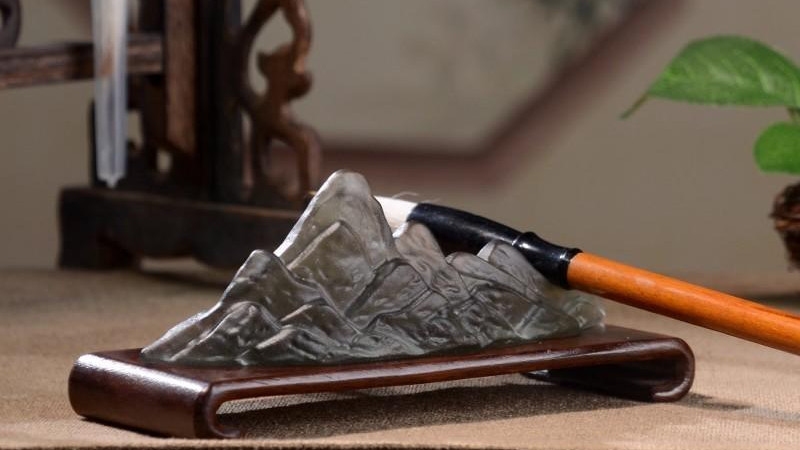 古法琉璃素山笔搁：文房中的诗意雅韵