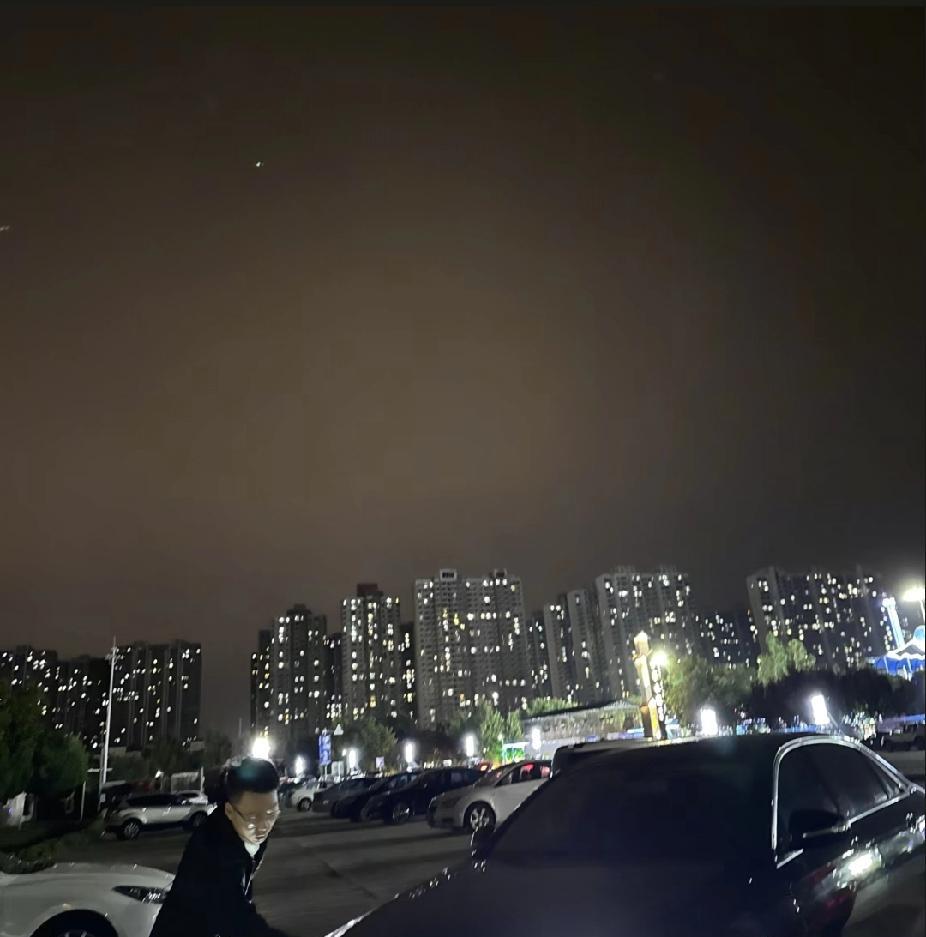 再体面的男人，也戒不掉色，在睿智的女人，也戒不了情。
能戒的人，那是因为他没有碰