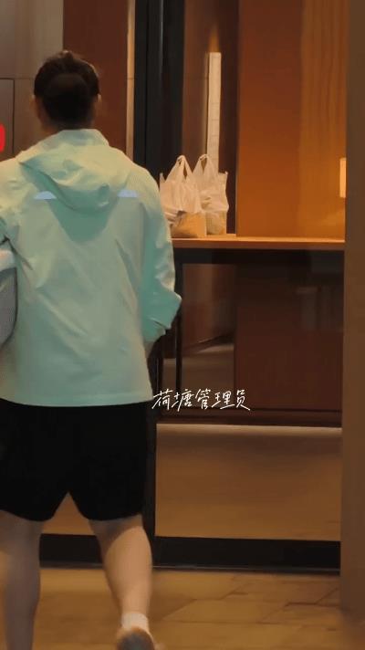 王曼昱3-1迪亚兹首胜！回酒店心情不错~
小鱼和徐奕一起外出吃饭回酒店，还带了吃