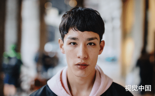 奶奶和爸爸嫌我是赔钱货后，爷爷连夜带我逃出大山闪婚白月光，我却因此成了首富后奶的孙女