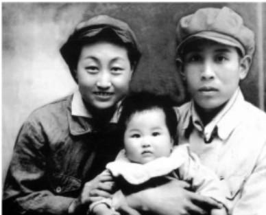 1938年，两位地下党员假戏真做结为夫妻，婚后妻子却不幸牺牲，丈夫决定终身不娶，