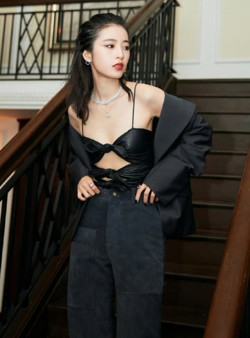 周雨彤这小性感穿搭，这感觉是不是超nice的，喜欢！