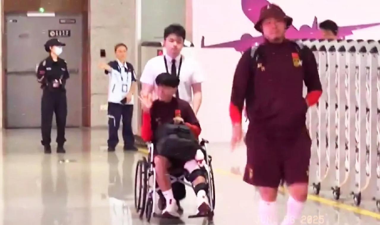国足深夜抵渝，球迷热情不减，胡荷韬坐轮椅现身
撰文：东来霖｜足球
6月6日晚，经