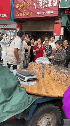 阿姨没见过切糕以为是沙琪玛，结果要300多块钱，阿姨傻眼了。
切糕为啥切下来就必