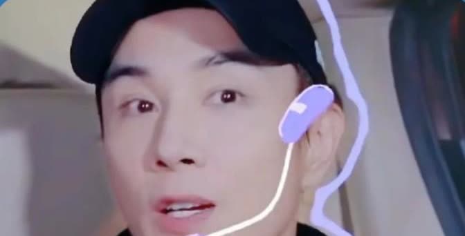 李承铉聊到和戚薇的婚姻时提到，他特别感激老婆的一点就是通过结婚拿到了中国绿卡。
