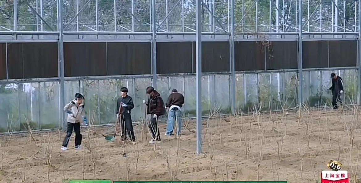 李昊问闫妮：“姐你是i人还是E人啊。”
闫妮：“我不知道，那个问题太多了。我回答