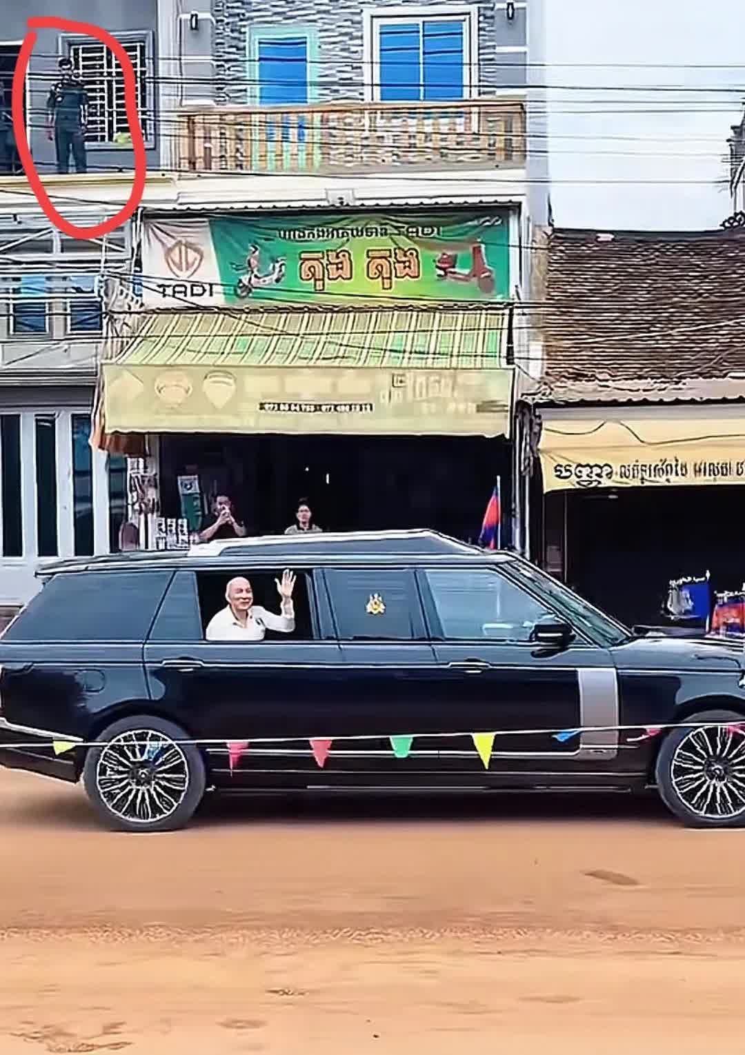 西哈莫尼出行，虽然柬埔寨穷，该有的国王排场是不少。
像经过一处农村居住区，土路