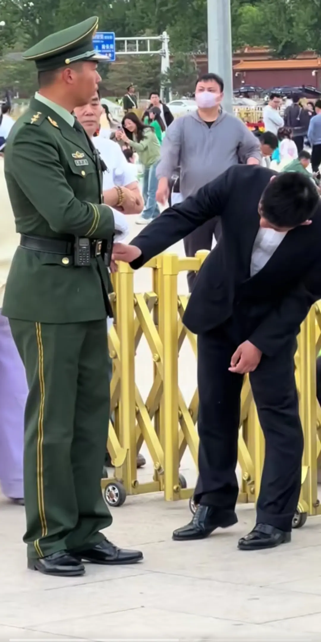 穿黑衣服的是不是比穿军装的级别高？