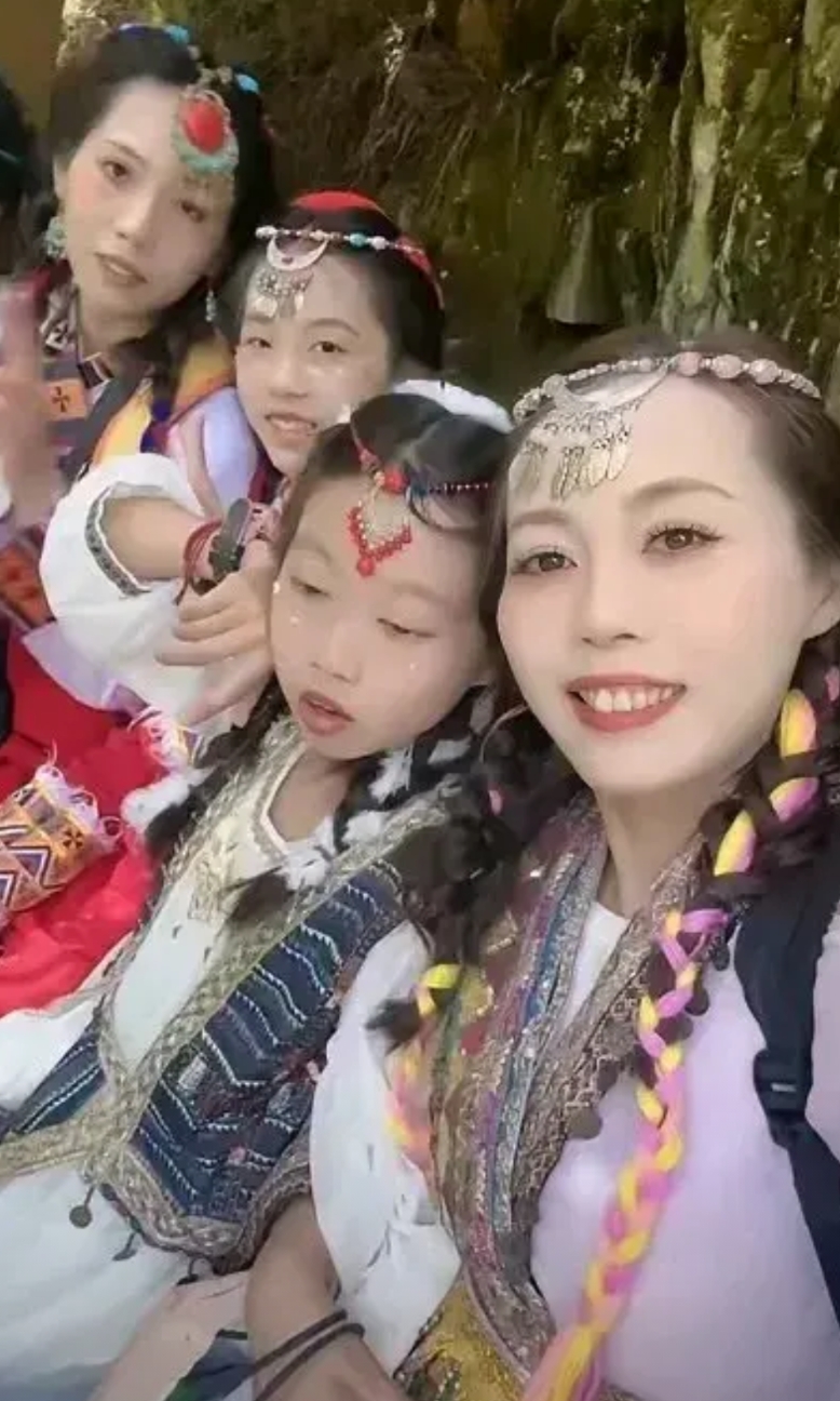 三对来自江苏的母女，在四川阿坝旅游时，疑似车子为避落石坠落河底，目前只找到2个孩