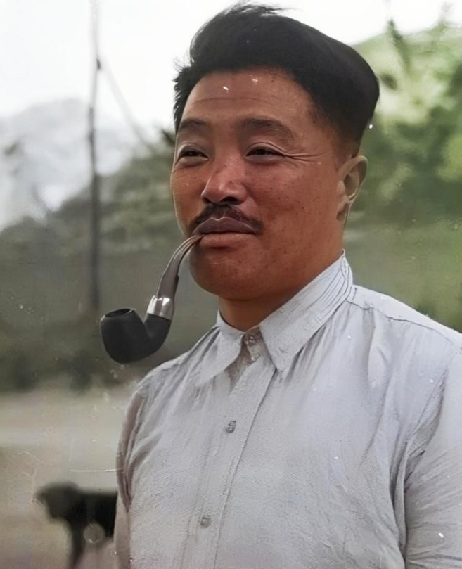1920年春，我国十大元帅之一，贺龙的亲弟弟，15岁的贺文掌，被土匪五花大绑，丢