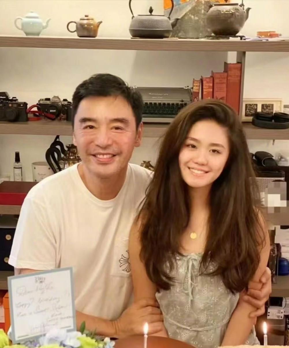 娱乐圈变世袭制
子承父业，今年一大批优秀星二代继位，就连香港这边也不能免俗，前段