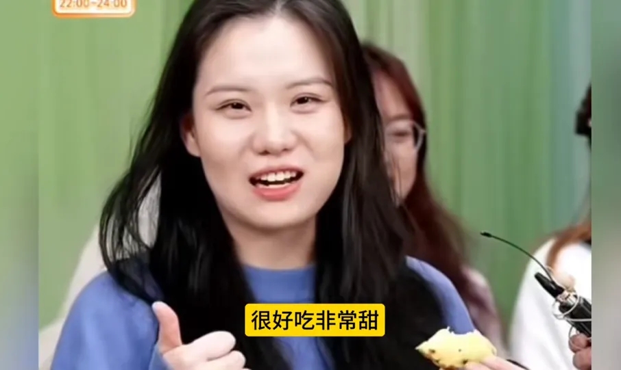 火了！🔥
轩彤彻底火了！🔥

昨晚董董直播，
抓阄吃凤梨。

一个网名：
“