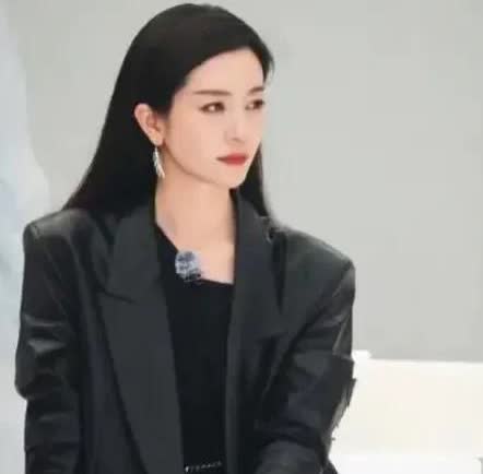 李晟这次是意外爆火，其实早有预兆。
李晟这次是意外爆火，本来节目组想捧的是叶童