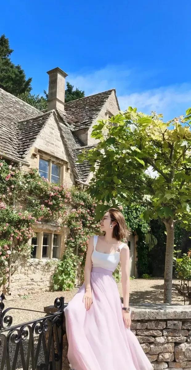 唐艺昕漫步英国最美乡村！网友：这笑容能融化英式下午茶？
7月11日，唐艺昕在社交