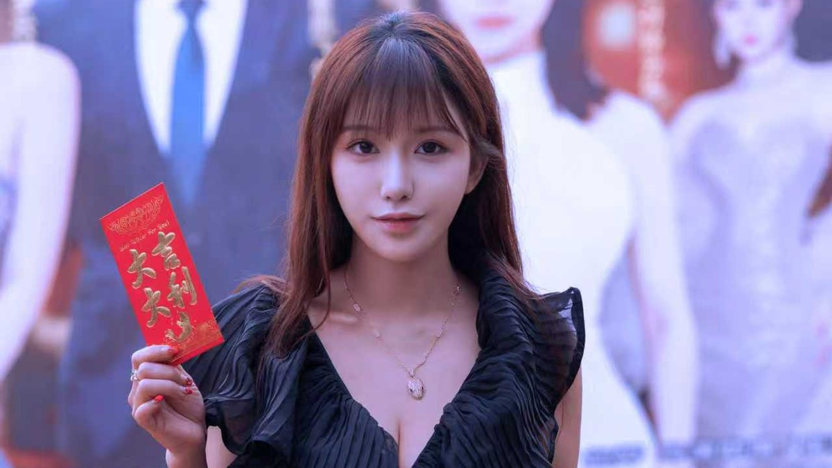 跨国小姐颁奖礼惊现连环摔！罗云琦付玲云摔倒画面疯传，是意外还是抢镜？