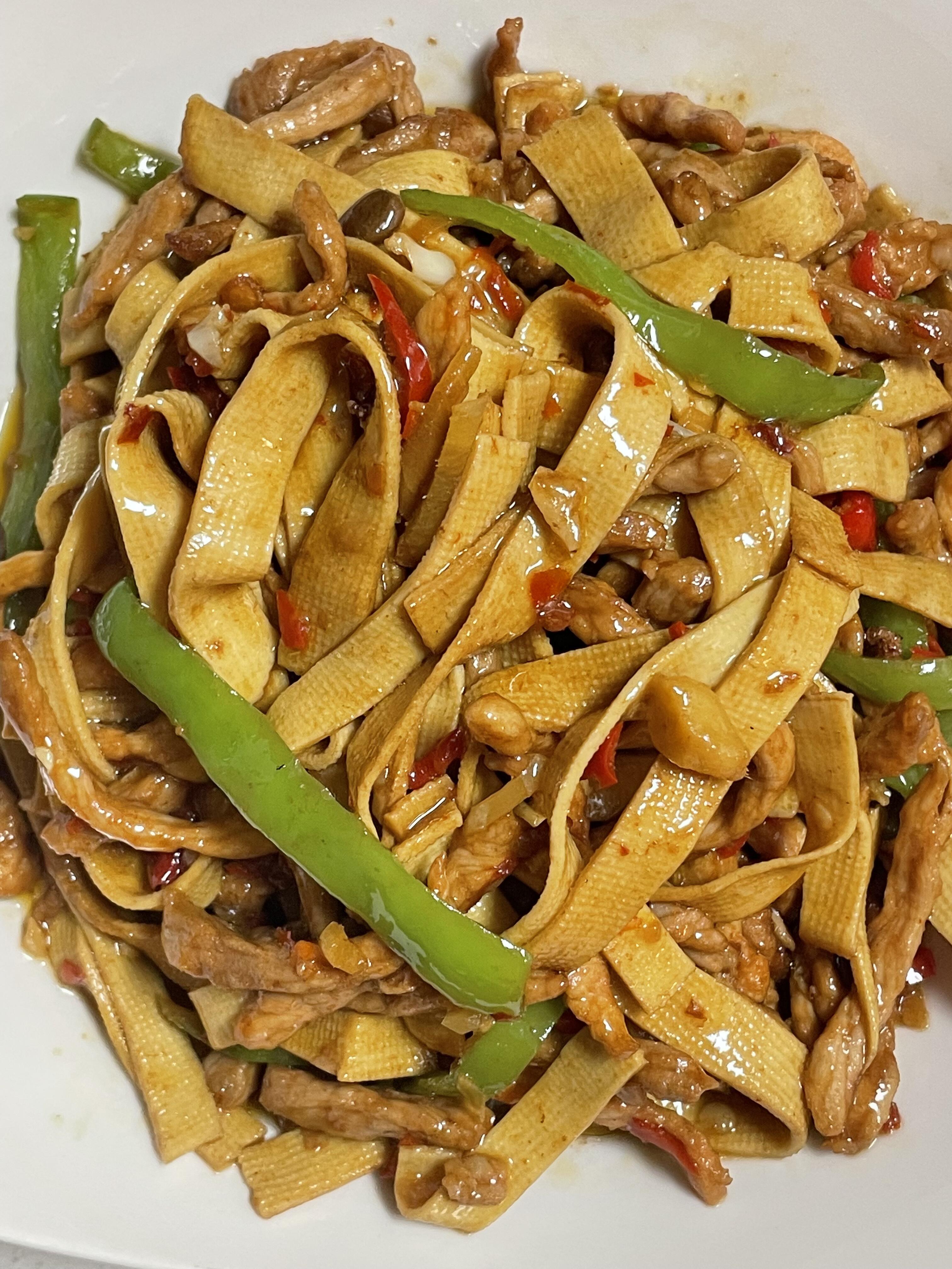 快去做，巨好吃，真的就是太费米饭了！！！
姐妹们，这个千张炒肉丝加上泡椒的味道，