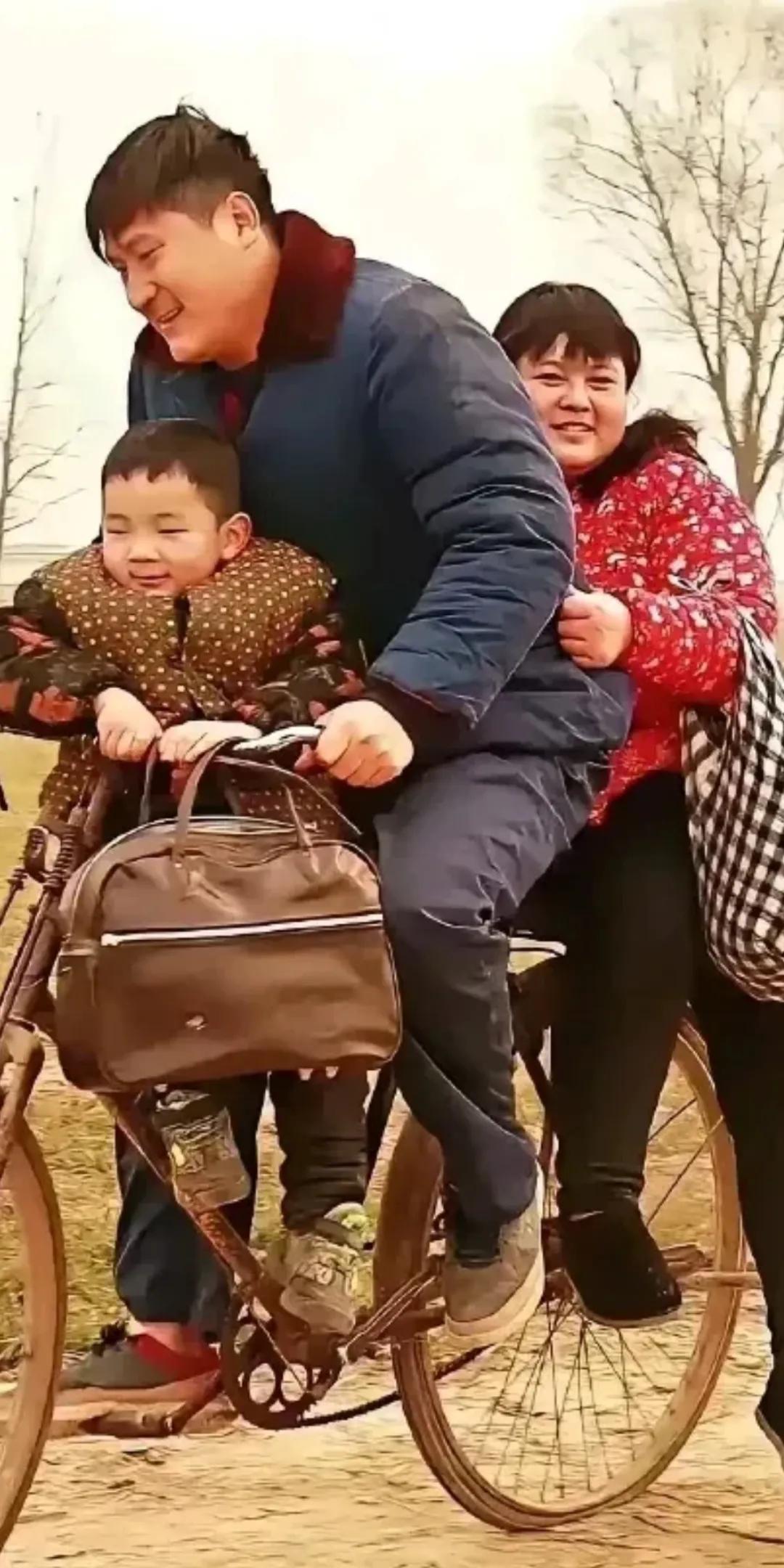 #怎样对待老婆才算是一个好男人#认真倾听她的烦恼，给予安慰。分担家务劳动，减轻老