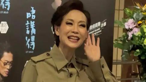 叶童登上香港大剧院的舞台，穿百褶长裙跳舞像小公主