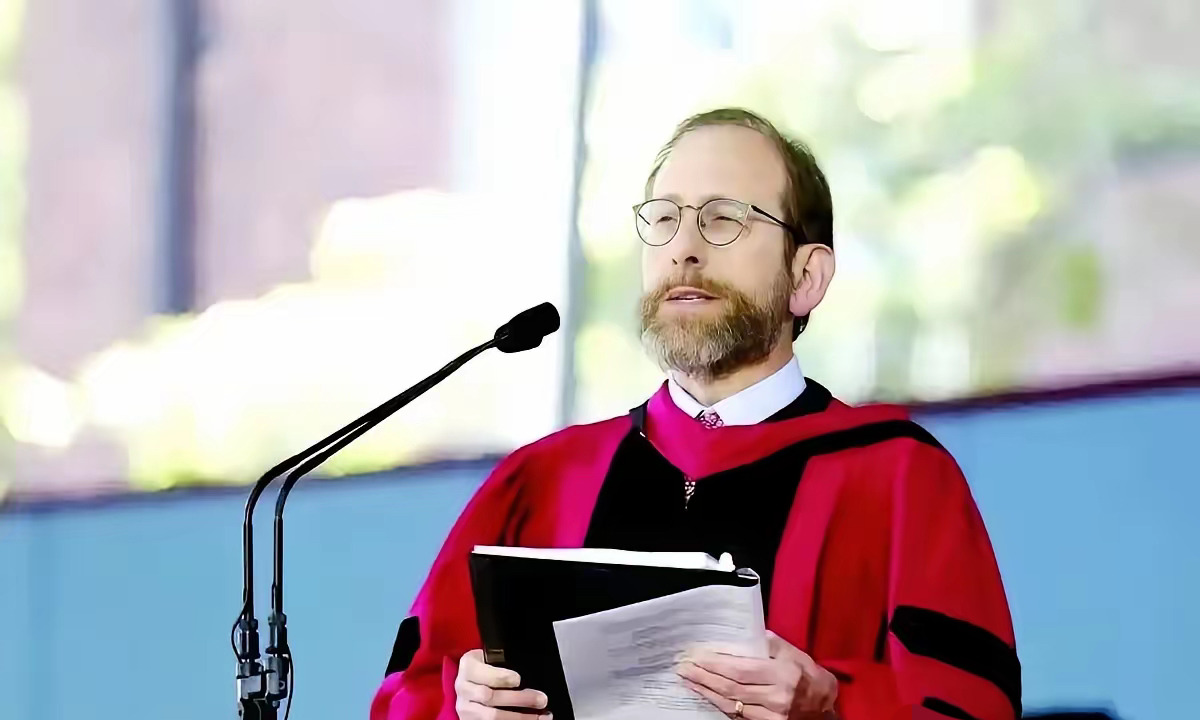 哈佛校长顶住压力











你绝对想不到，哈佛大学竟然和美国官方杠上