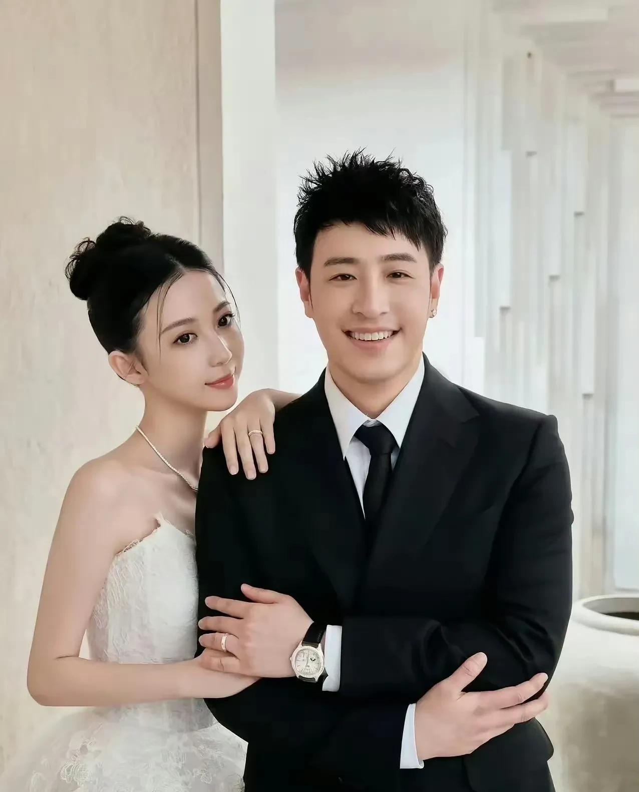 潘玮柏跟妻子的合照，潘玮柏最近在演唱会上的好状态直接上了热搜，有一种重返20岁的