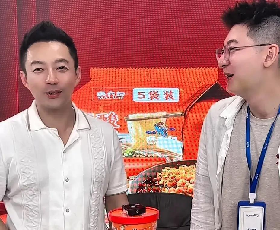 汪总直播间日常：空中飞人搞事业，幽默背后的故事
今天汪总直接飞回北京开播。大家都