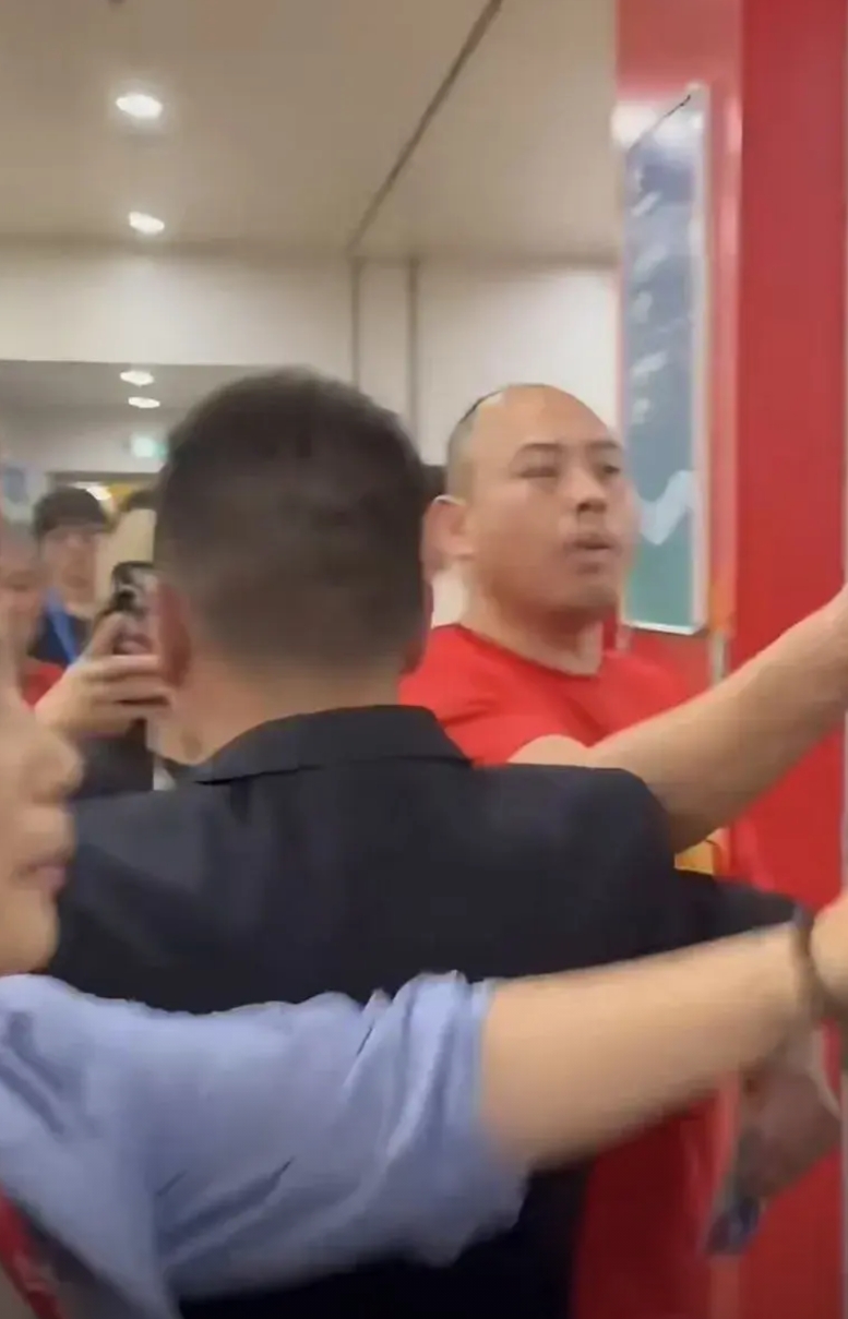 这个响亮的耳光打在北京队工作人员脸上，更是打在浙江赛区的脸上！浙江球迷太厉害啦！