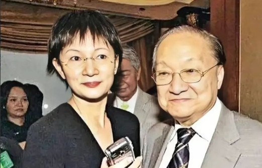 1976年，52岁金庸，带着23岁小女友赶到妇产医院，原配朱玫早已等候多时。小女