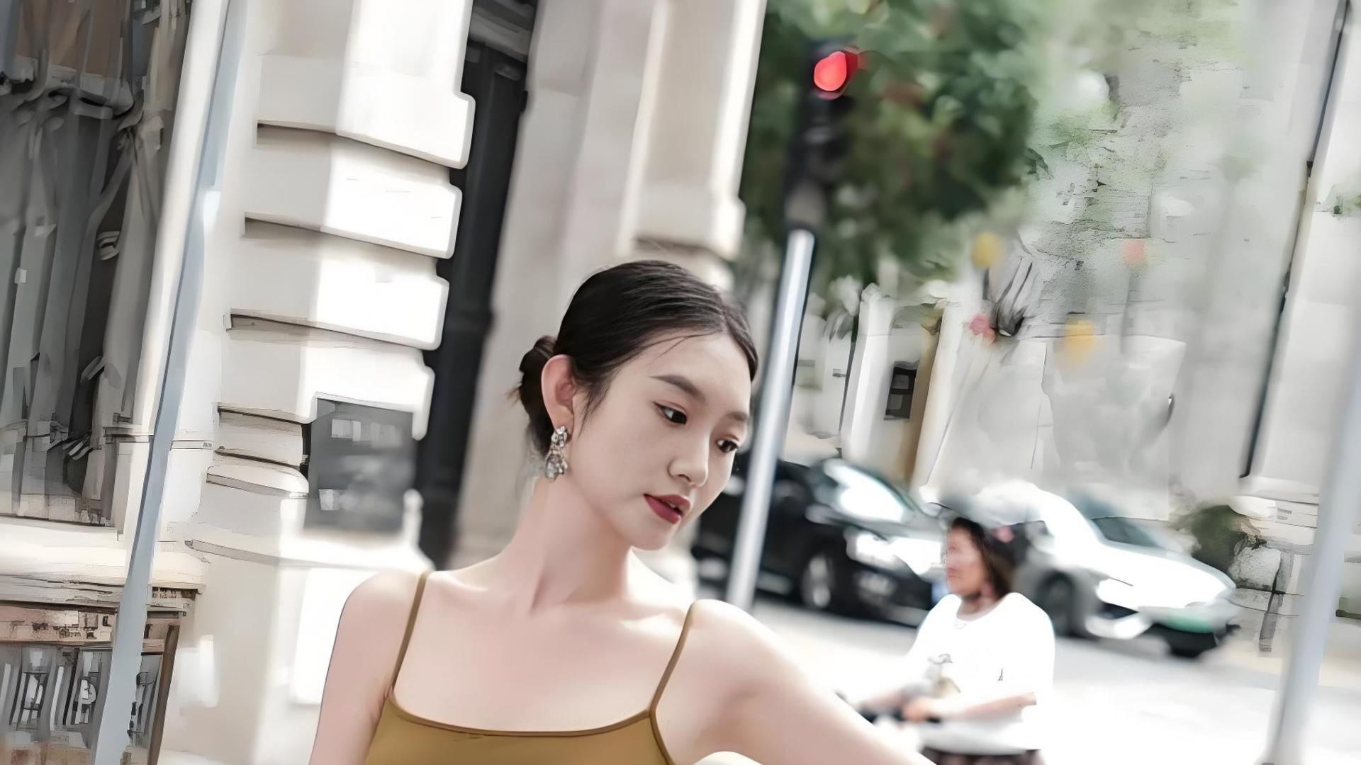 焦糖色吊带裙也太懂女人了！