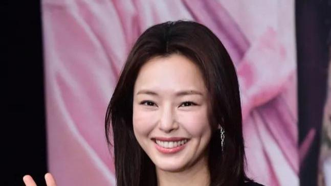 42岁李荷妮喜迎二胎，怀孕仍拼事业