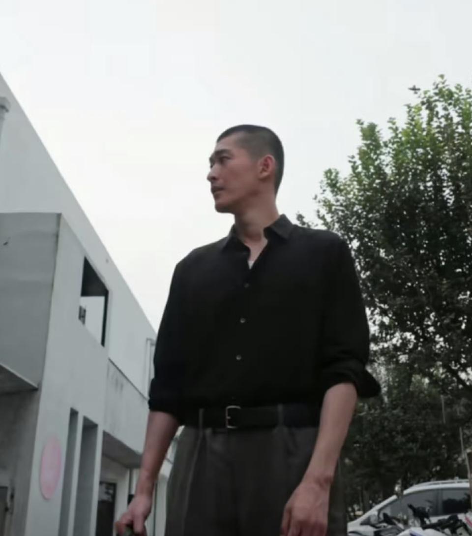 家人们，张翰这次真的杀疯了！在新电影《正道非盗》里，他告别了那个走路带风、邪魅一