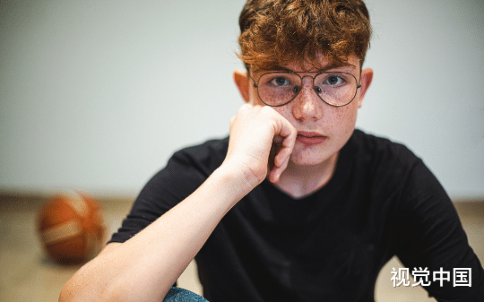 爸爸离婚后争到了我的抚养权，可他说余生要只爱自己，然后给五岁的我留了三千块，自己去追逐理想