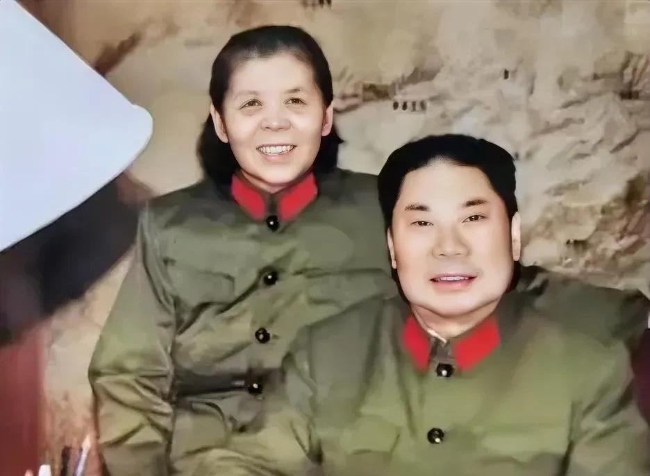 1990年，79岁的杨得志新婚，迎娶了石莉。这则消息在当时的圈子里掀起了不大不小