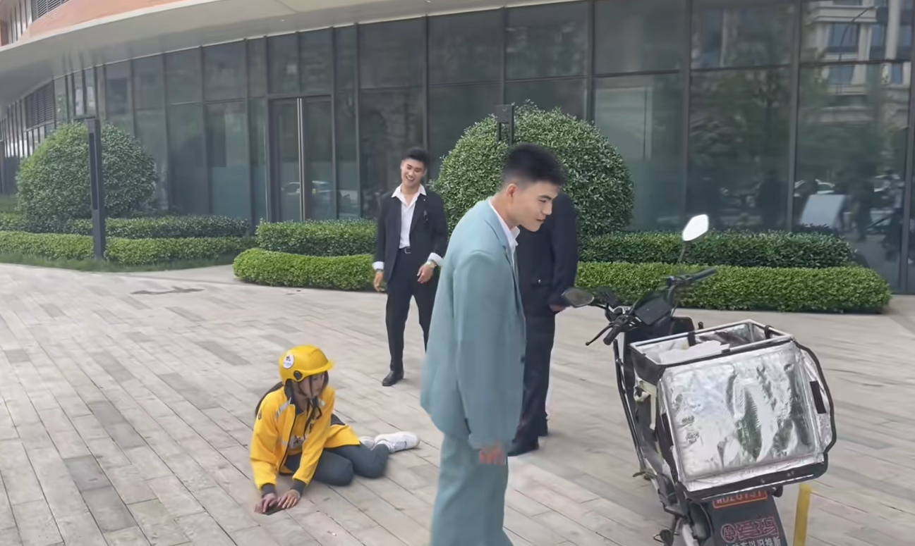 一整个地区就一个女骑手不帮她帮谁？