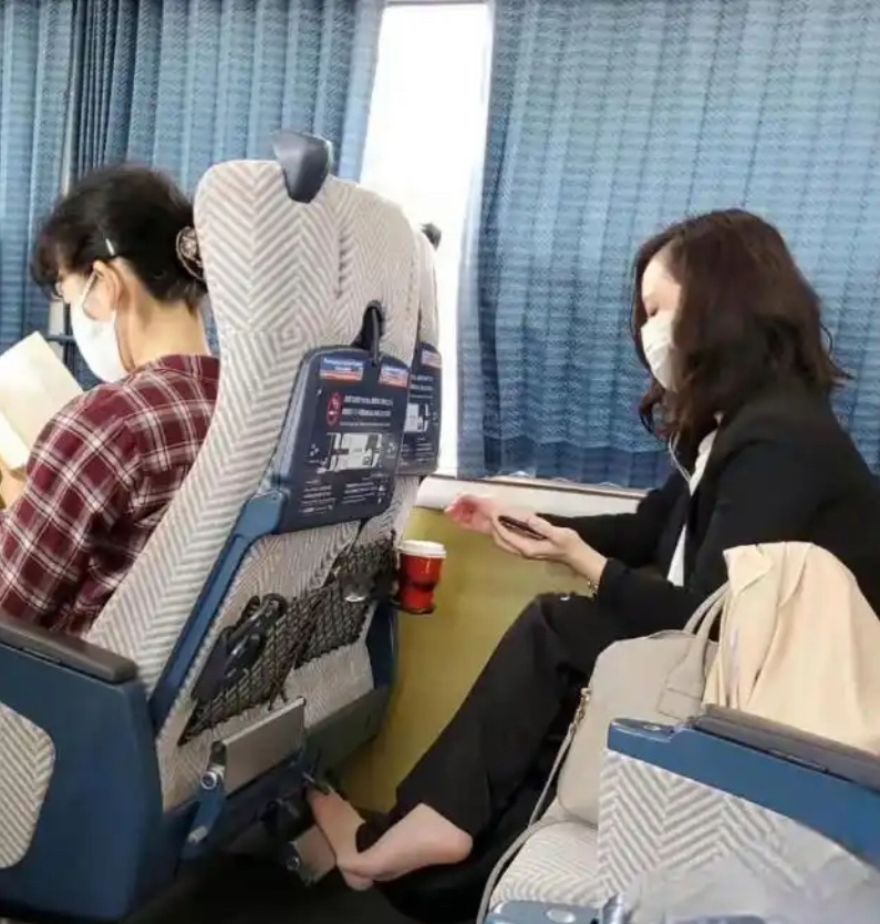 真不明白为什么有些人就这么喜欢脱鞋！