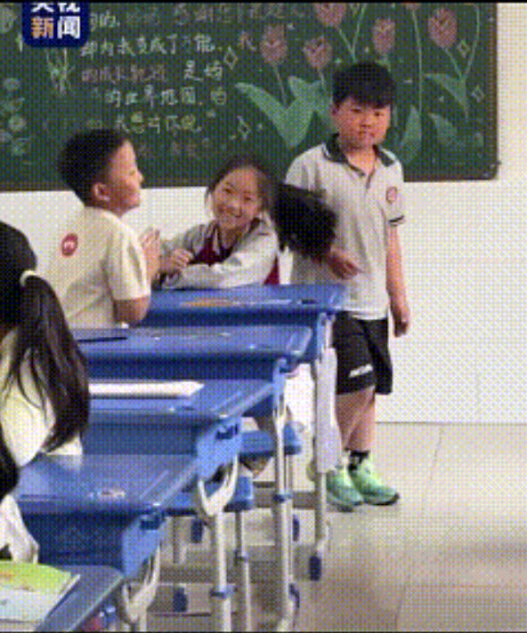 5月23日，河南洛阳一老师在课堂上准备了一些纸条，点名让班里内向的那名男生来抽，