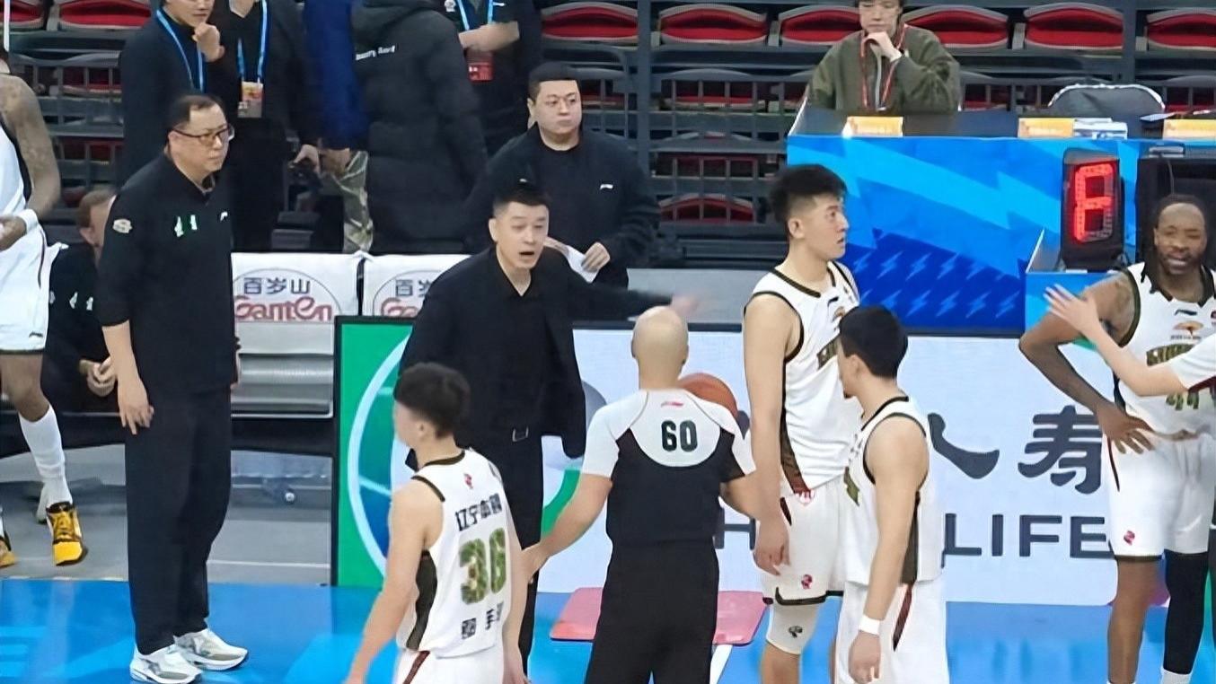 辽篮惜败北京，赛后有1个好消息和2个坏消息，杨鸣脾气要改了