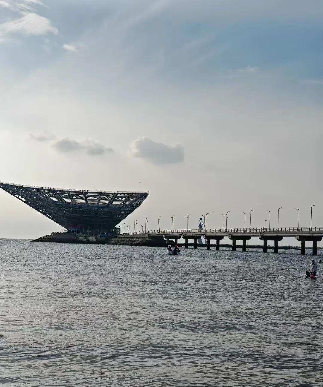 #分享城市玩乐新鲜事#邂逅山海广场（鲅鱼圈），朝暮间，一半是山的沉稳，一般是海的