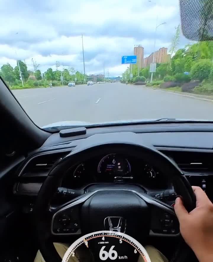 手动挡车真的能让你既要又要。
手动挡车如果一直是逢10升档，无论多大排量、多大